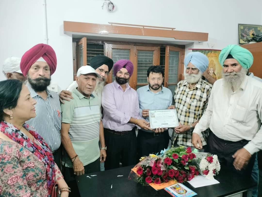 ਕੈਬਨਿਟ ਮੰਤਰੀ ਡਾਕਟਰ ਰਵਜੋਤ ਸਿੰਘ ਵੱਲੋਂ ਸ਼ਰੀਰ ਦਾਨ ਲਈ ਪ੍ਰਣ ਕਰਨ ਵਾਲੇ ਮਹਿੰਦਰ ਸਿੰਘ ਆਲੋਵਾਲ ਨੂੰ ਕੀਤਾ ਸਨਮਾਨਿਤ
